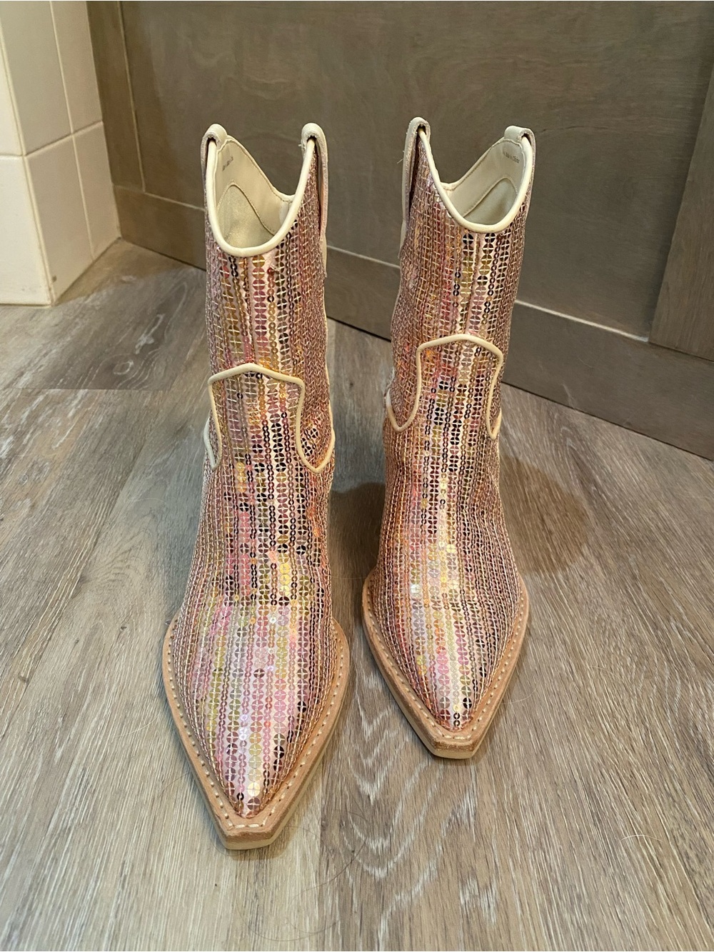 Dolce Vita Runa Sequin Western Ankle
Boots Pointed Toe Block Heel
Cream-Size 6 - Picture 4 of 10